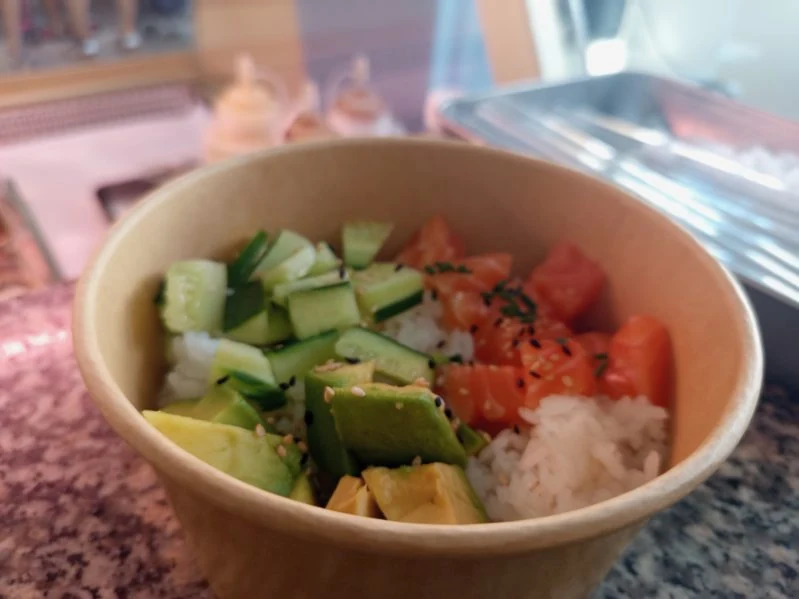 Poké au saumon, avocat et légumes frais