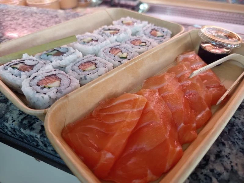 Assortiment de makis et sashimis au saumon préparé chez Tonthon